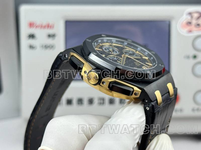 爱彼顶级复刻手表LS厂皇家橡树离岸型43MM黑盘黄色计时机械橡胶款26420侧面实拍图