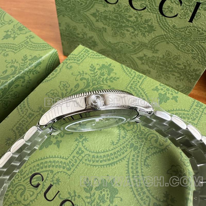 古驰最优复刻手表40mm黑盘SW260机械机芯钢带款侧面实拍图