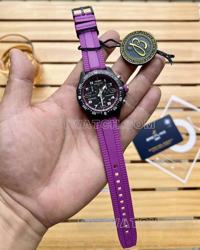 超级克隆手表百年灵原单专业黑盘38mm石英紫色橡胶款正面实拍图