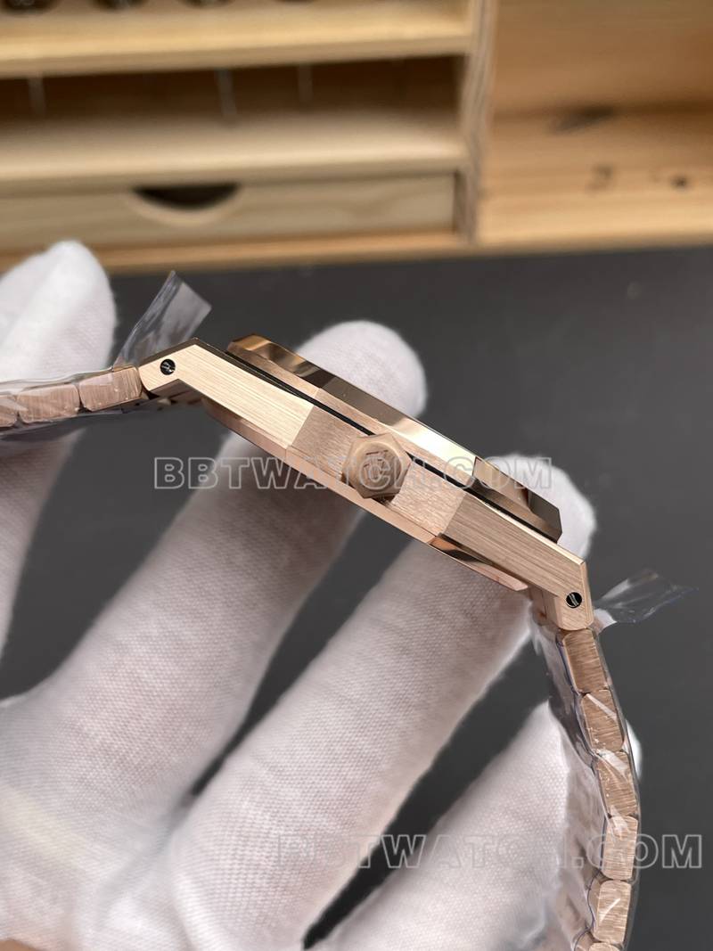 爱彼超级克隆手表THB厂皇家橡树彩虹钻圈霜金玫瑰金钢带款15412侧面实拍图