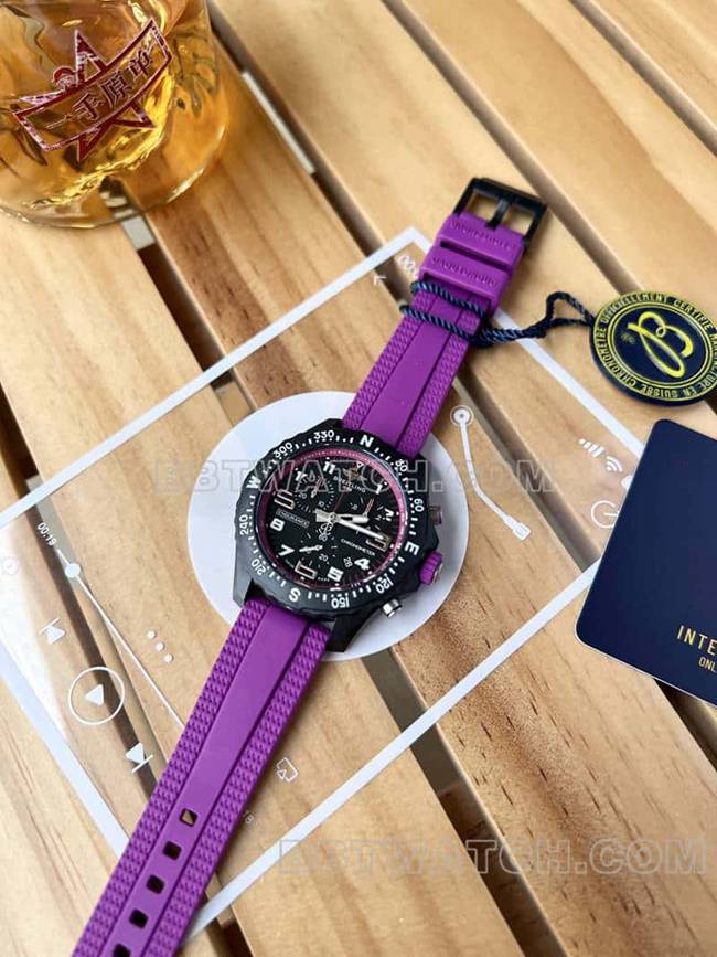 超级克隆手表百年灵原单专业黑盘38mm石英紫色橡胶款正面实拍图