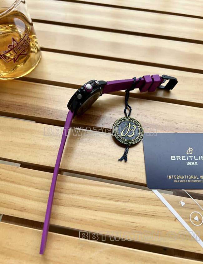超级克隆手表百年灵原单专业黑盘38mm石英紫色橡胶款侧面实拍图