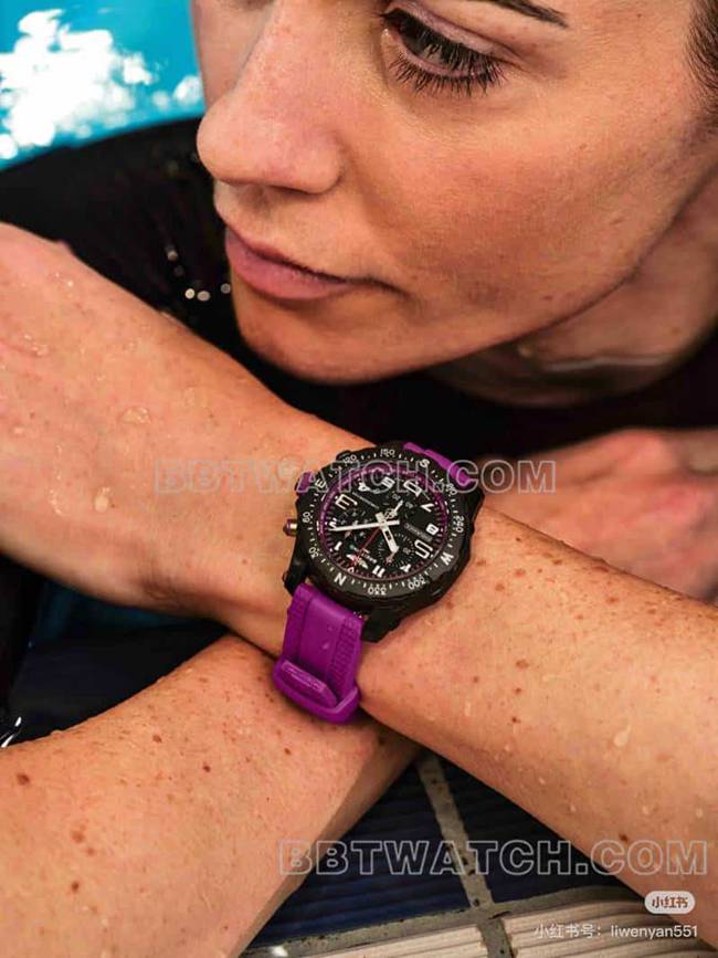 超级克隆手表百年灵原单专业黑盘38mm石英紫色橡胶款正面实拍图