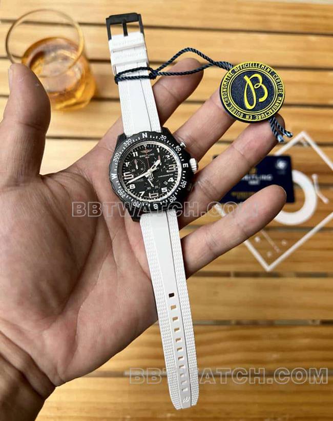 最佳复刻手表百年灵原单专业黑盘38mm石英白色橡胶款正面实拍图