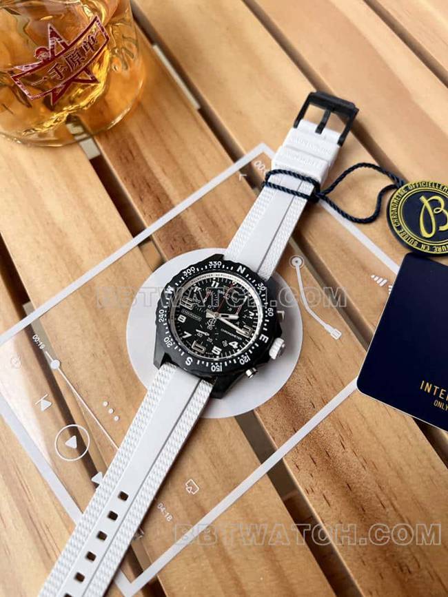 最佳复刻手表百年灵原单专业黑盘38mm石英白色橡胶款正面实拍图