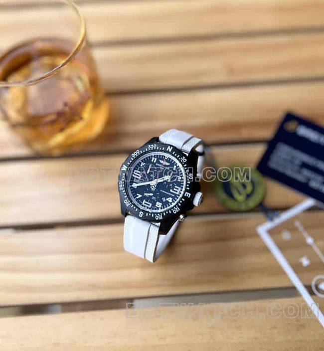 最佳复刻手表百年灵原单专业黑盘38mm石英白色橡胶款正面实拍图