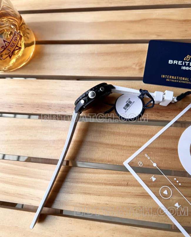 最佳复刻手表百年灵原单专业黑盘38mm石英白色橡胶款侧面实拍图