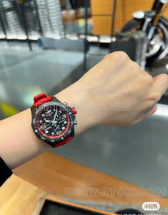 最优复刻手表百年灵原单专业黑盘38mm石英红色橡胶款正面实拍图