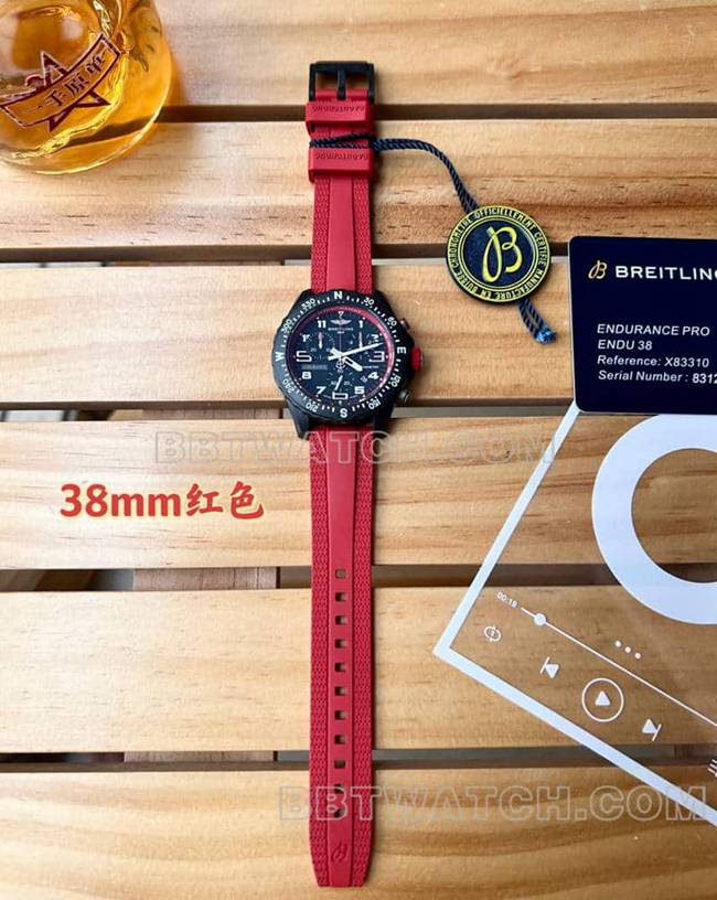 最优复刻手表百年灵原单专业黑盘38mm石英红色橡胶款正面实拍图