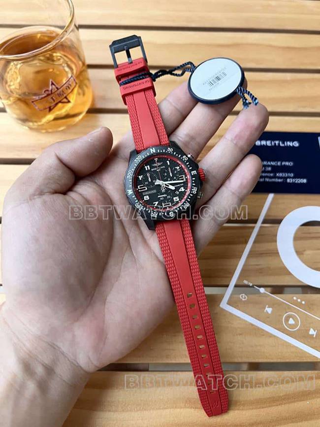 最优复刻手表百年灵原单专业黑盘38mm石英红色橡胶款正面实拍图