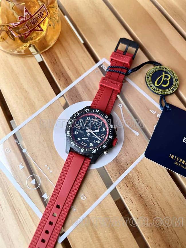 最优复刻手表百年灵原单专业黑盘38mm石英红色橡胶款正面实拍图