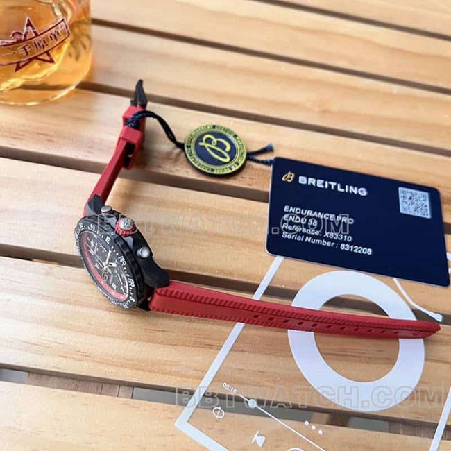 最优复刻手表百年灵原单专业黑盘38mm石英红色橡胶款侧面实拍图