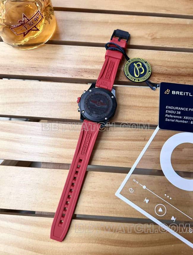 最优复刻手表百年灵原单专业黑盘38mm石英红色橡胶款背面实拍图