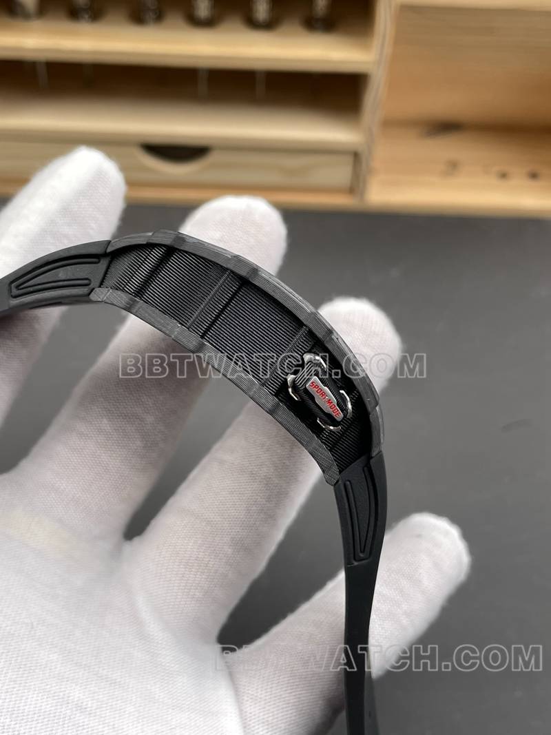 理查德米勒最佳复刻手表碳纤维壳陀飞轮机械橡胶款RM35-03侧面实拍图
