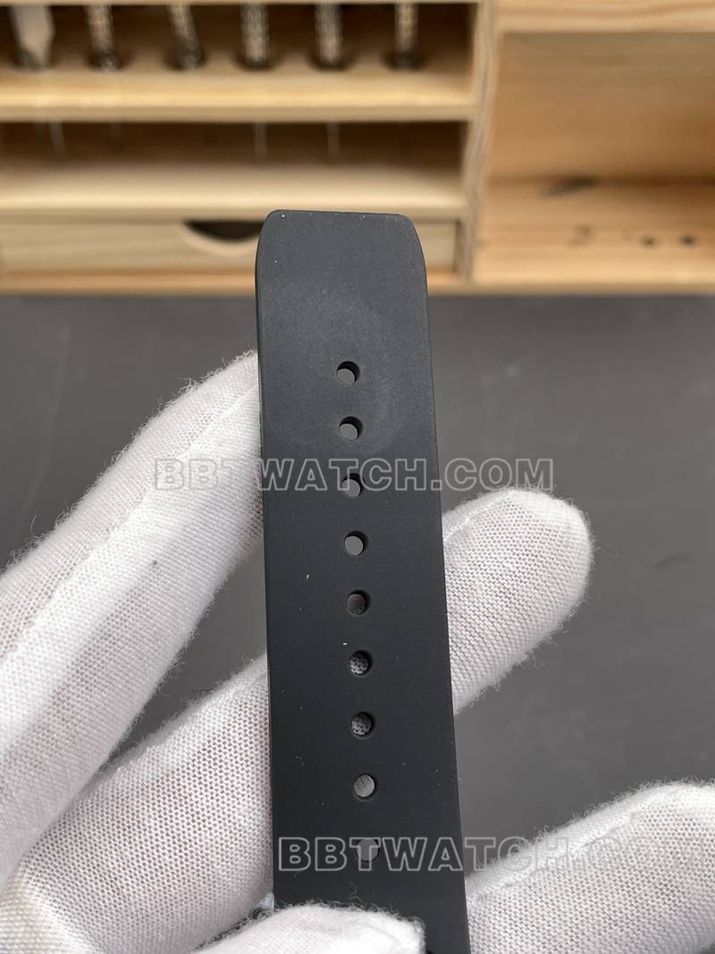 理查德米勒最佳复刻手表碳纤维壳陀飞轮机械橡胶款RM35-03表带实拍图