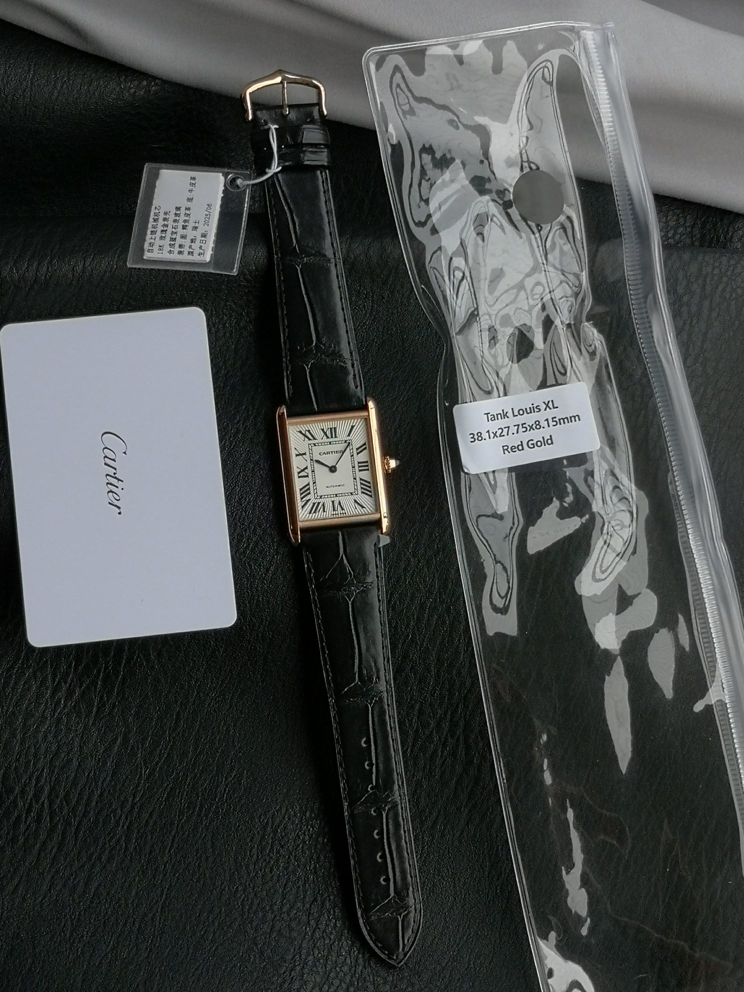 卡地亚顶级复刻手表F1厂坦克白盘玫瑰金壳2899MC机芯皮带款正面实拍图