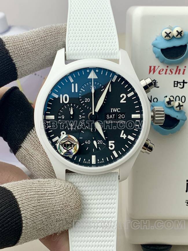 顶级复刻手表万国APS厂飞行员黑盘计时白陶瓷机械正面实拍图