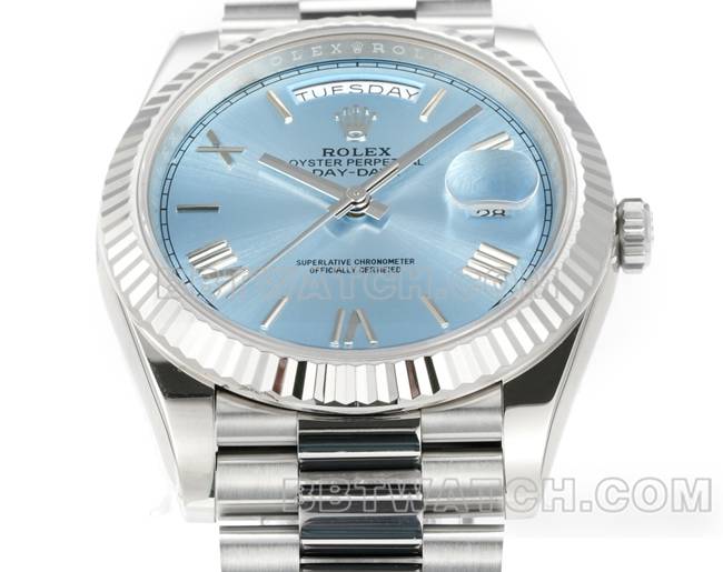 1:1复刻手表PPM厂劳力士星期日历机械冰蓝盘罗马数字正面实拍图