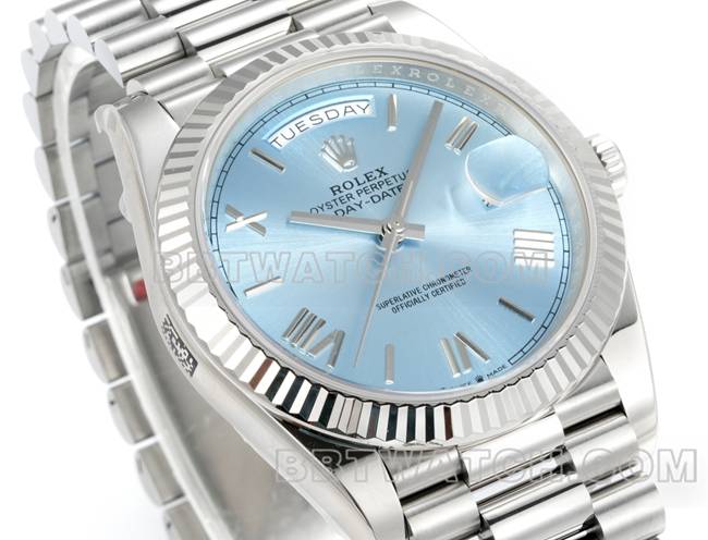 1:1复刻手表PPM厂劳力士星期日历机械冰蓝盘罗马数字正面实拍图