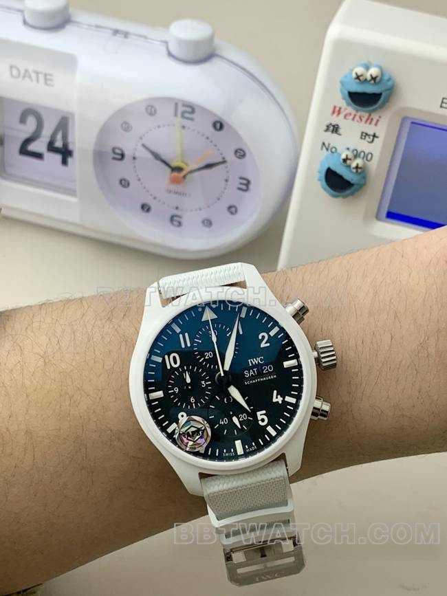 顶级复刻手表万国APS厂飞行员黑盘计时白陶瓷机械正面实拍图