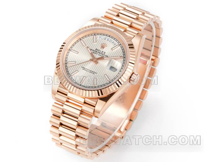 超级克隆手表劳力士玫瑰金PPM厂星期日历机械银盘正面实拍图