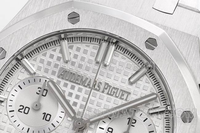 1:1复刻手表ZF厂皇家橡树爱彼银盘机械26240正面实拍图