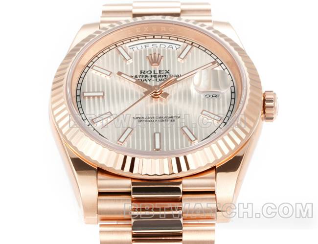 超级克隆手表劳力士玫瑰金PPM厂星期日历机械银盘正面实拍图