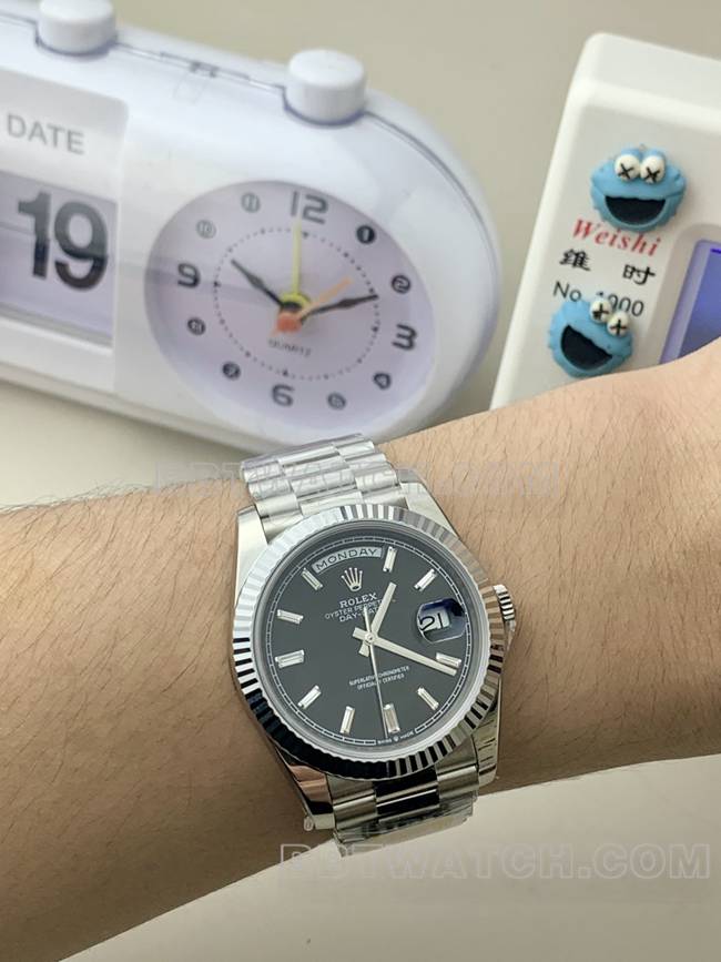 最佳复刻手表PPM厂劳力士星期日历机械黑盘正面实拍图