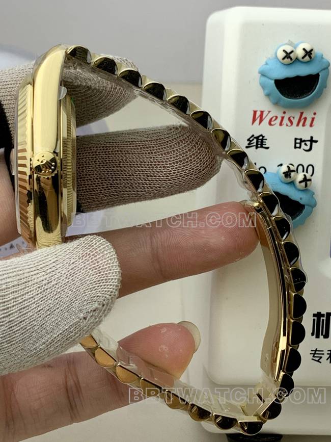 顶级复刻手表劳力士黄金PPM厂星期日历机械金盘罗马数字侧面实拍图