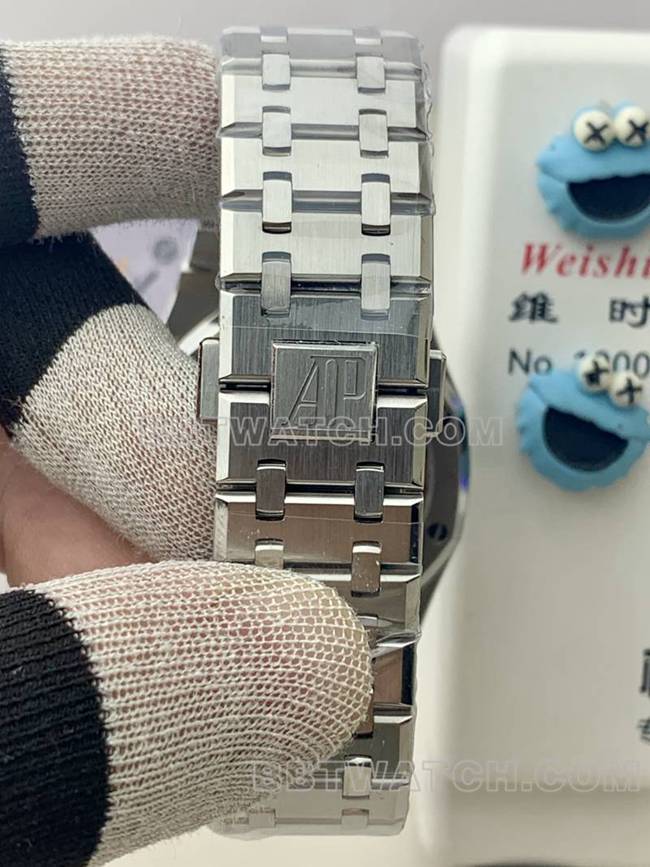 1:1复刻手表皇家橡树BLS厂爱彼绿盘机械26420表带实拍图