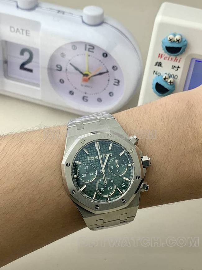 1:1复刻手表皇家橡树BLS厂爱彼绿盘机械26420正面实拍图