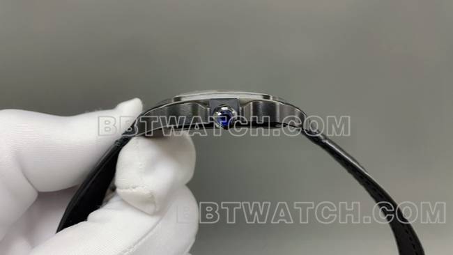 最优复刻手表山度士MLF厂卡地亚黑色镂空盘机械皮带款侧面实拍图