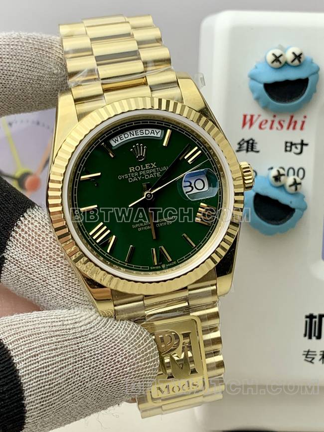 最佳复刻手表劳力士黄金PPM厂星期日历机械绿盘罗马数字正面实拍图