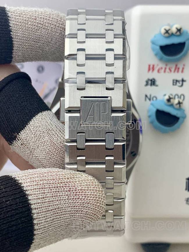 最佳复刻手表皇家橡树BLS厂爱彼蓝盘机械26420表带实拍图