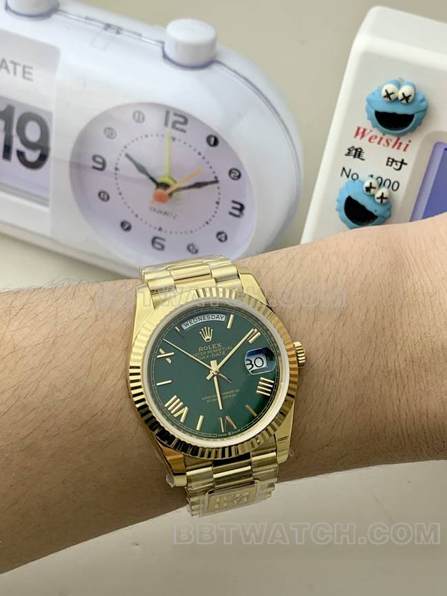 最佳复刻手表劳力士黄金PPM厂星期日历机械绿盘罗马数字正面实拍图