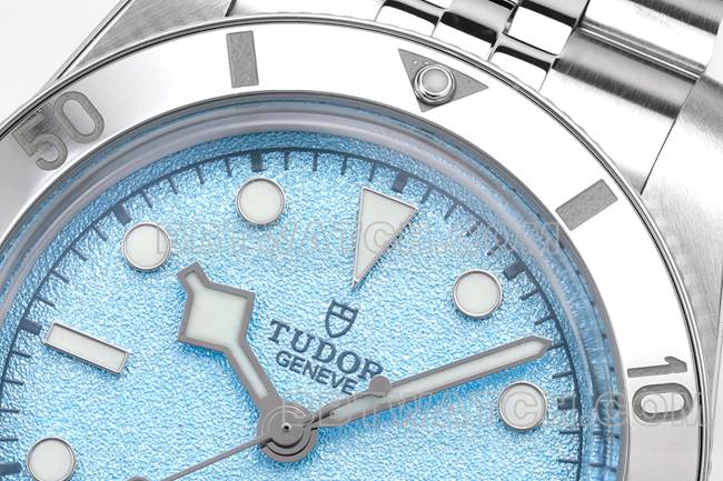 最优复刻手表帝舵碧湾ZF工厂蓝盘54型M79000正面实拍图