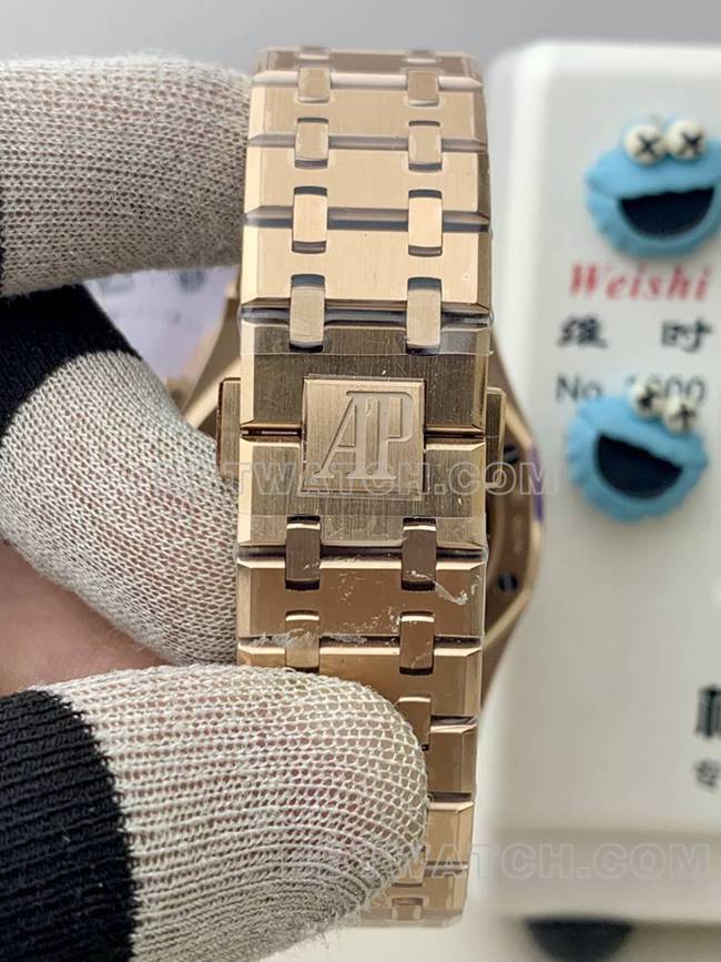 顶级复刻手表爱彼BLS厂皇家橡树玫瑰金黑盘机械26420表带实拍图