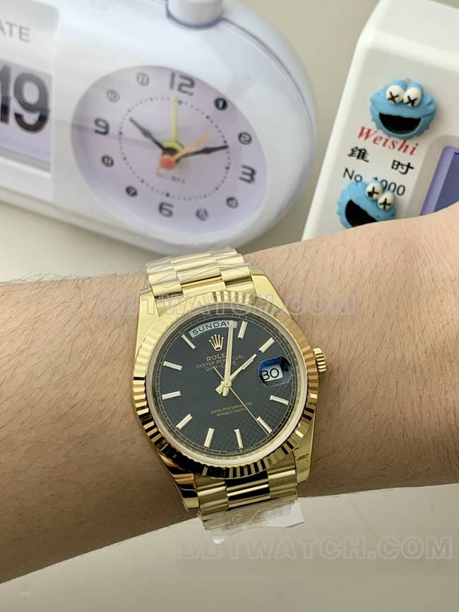 超级克隆手表PPM厂黑盘格纹劳力士星期日历黄金机械正面实拍图