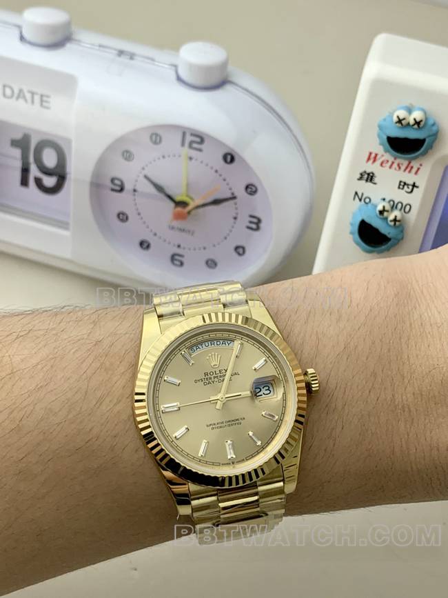 最优复刻手表劳力士黄金PPM厂星期日历机械金盘正面实拍图