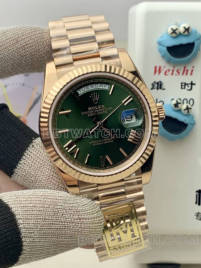 1:1复刻手表劳力士玫瑰金PPM厂星期日历机械绿盘罗马数字正面实拍图