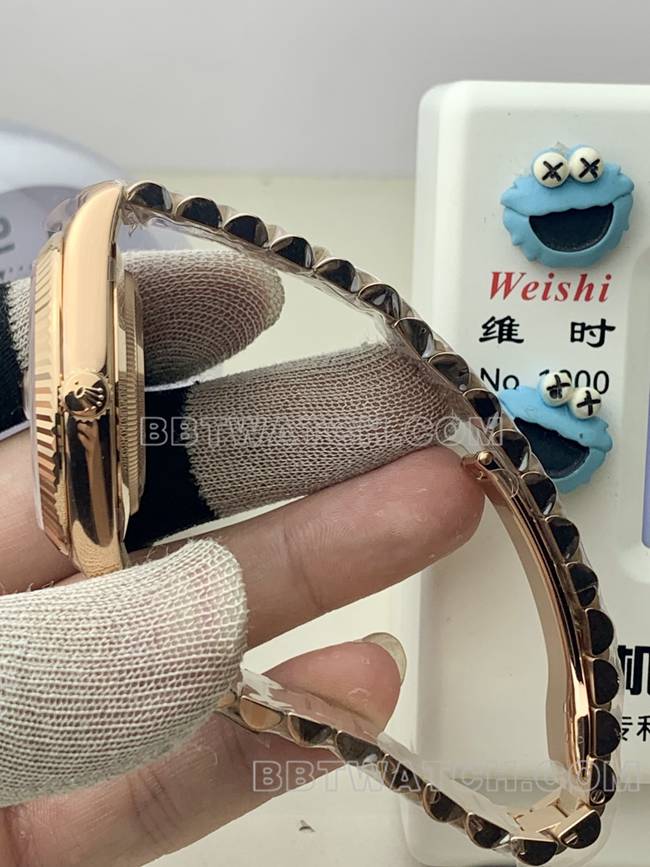 1:1复刻手表劳力士玫瑰金PPM厂星期日历机械绿盘罗马数字侧面实拍图