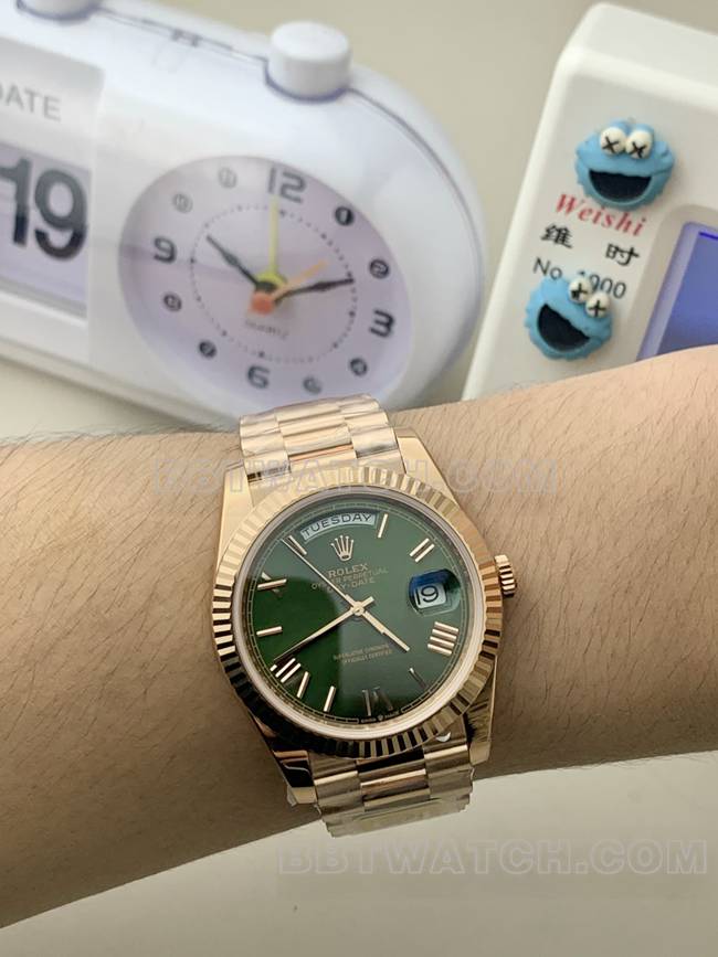 1:1复刻手表劳力士玫瑰金PPM厂星期日历机械绿盘罗马数字正面实拍图