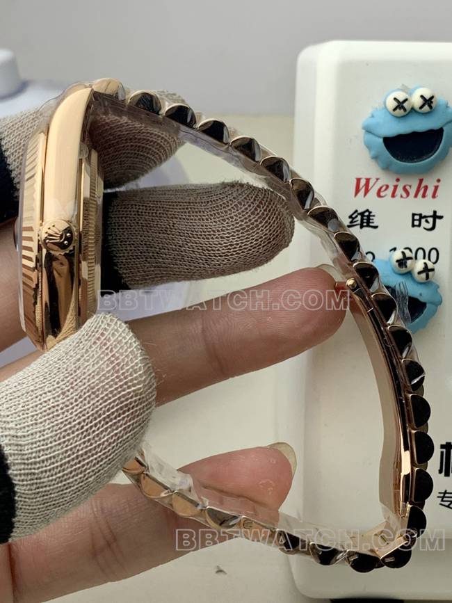 最优复刻手表劳力士玫瑰金PPM厂星期日历机械棕盘侧面实拍图