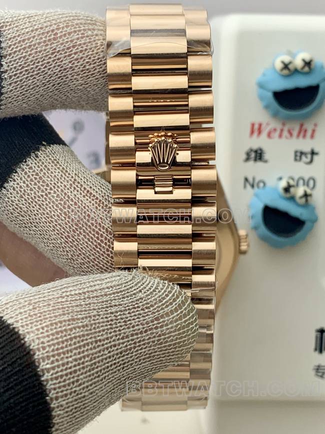 最优复刻手表劳力士玫瑰金PPM厂星期日历机械棕盘表带实拍图