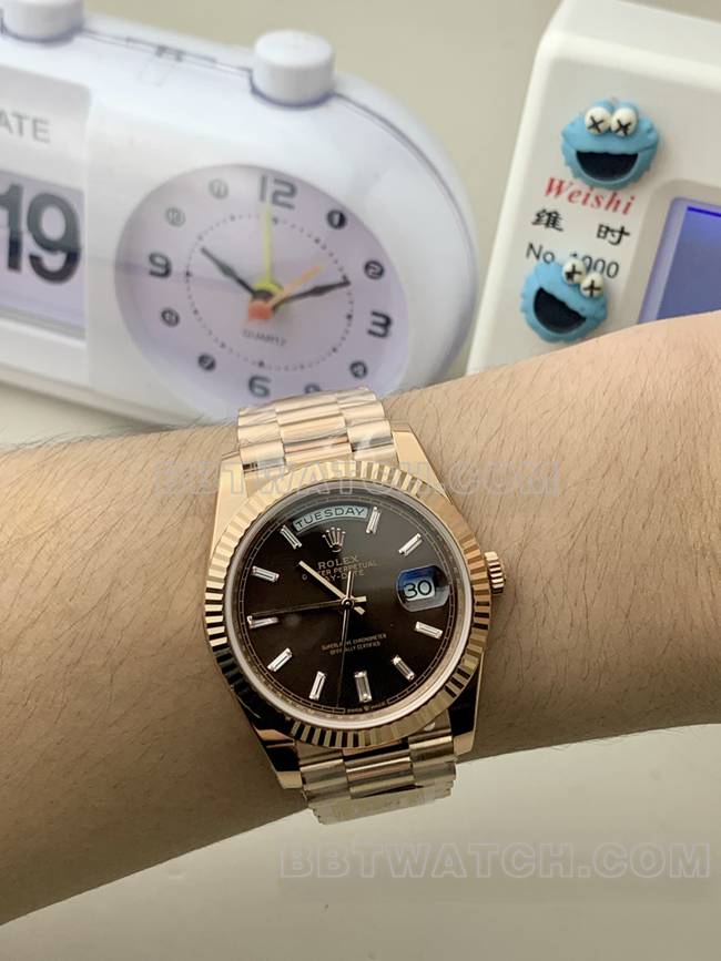 最优复刻手表劳力士玫瑰金PPM厂星期日历机械棕盘正面实拍图