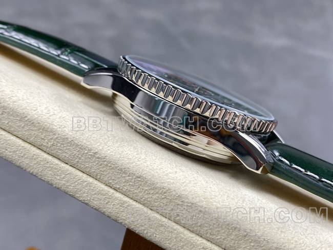 顶级复刻手表航空计时BLS厂百年灵绿盘皮带款侧面实拍图