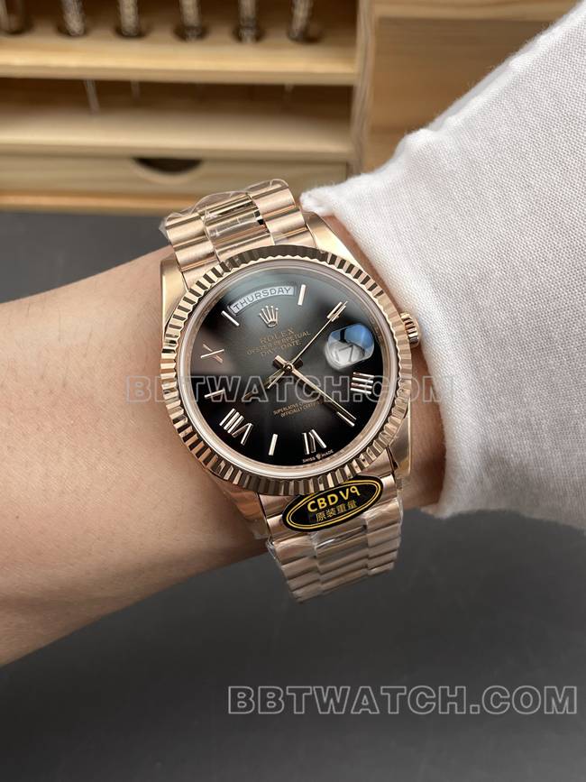 最佳复刻手表CBD厂星期日历劳力士3255机械玫瑰金烟熏黑盘正面实拍图