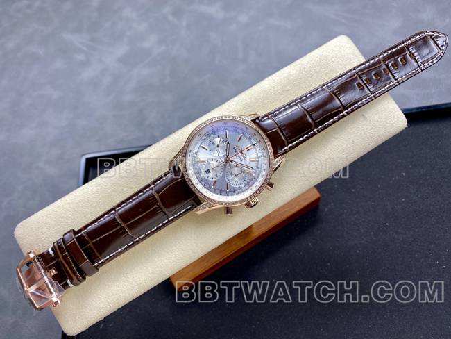 最优复刻手表BLS厂银白盘百年灵航空计时玫瑰金镶钻皮带款正面实拍图