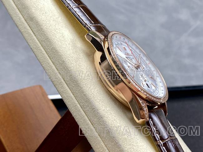 最优复刻手表BLS厂银白盘百年灵航空计时玫瑰金镶钻皮带款侧面实拍图