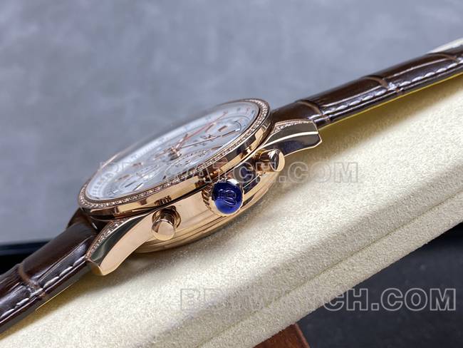 最优复刻手表BLS厂银白盘百年灵航空计时玫瑰金镶钻皮带款侧面实拍图